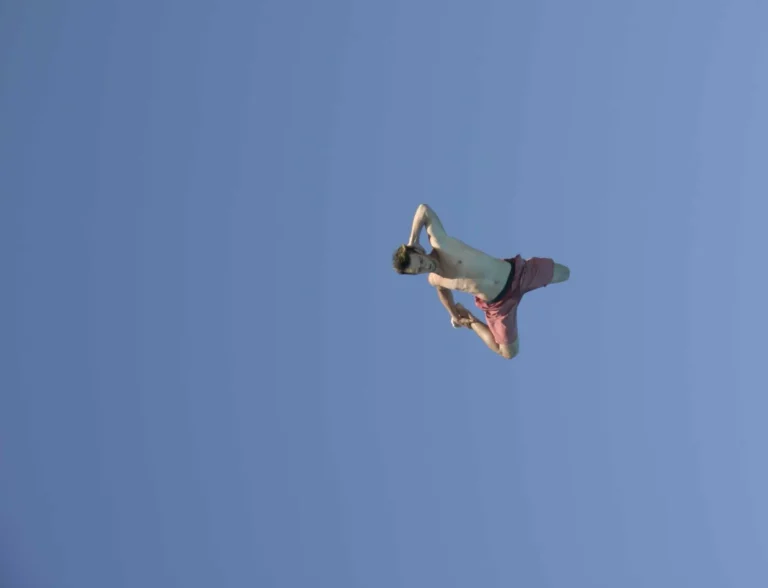 Alexander Guth in einer Freestyle-Bewegung vor blauem Himmel, Archiv 2005.