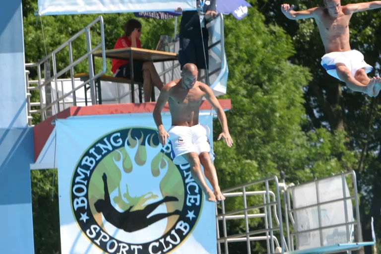 Zwei Springer neben dem Turm; dahinter der große Banner des Bombing Bounce Sport Club, Archiv 2005.