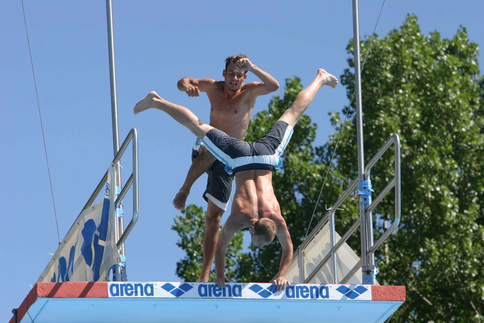 Christian „Elvis“ Guth und Alexander Guth gemeinsam am Sprungturm, Archiv 2005.