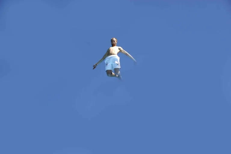 Christian „Elvis“ Guth beim Sprung vor blauem Himmel, 2005.