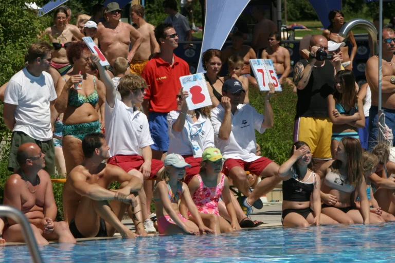 Weitere Perspektive auf die Jury mit Wertungstafeln und die Zuschauer am Wasser, 2005.