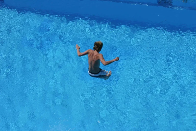 Ein Springer von oben über dem blauen Schwimmbecken, Archiv 2005.