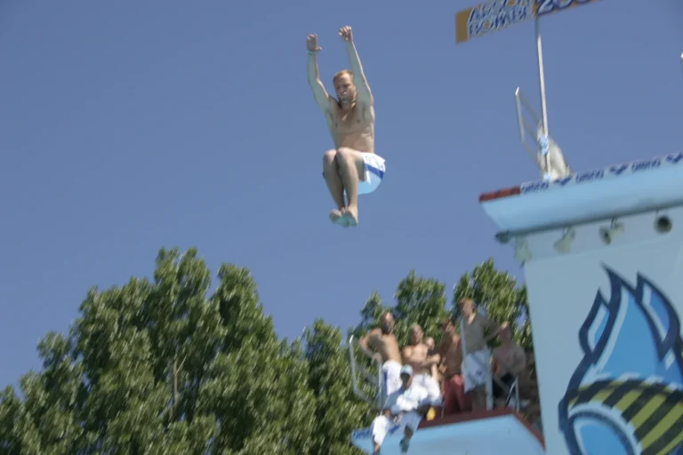 Ein Springer mit erhobenen Armen und angezogenen Beinen vor dem Turm, Archiv 2005.