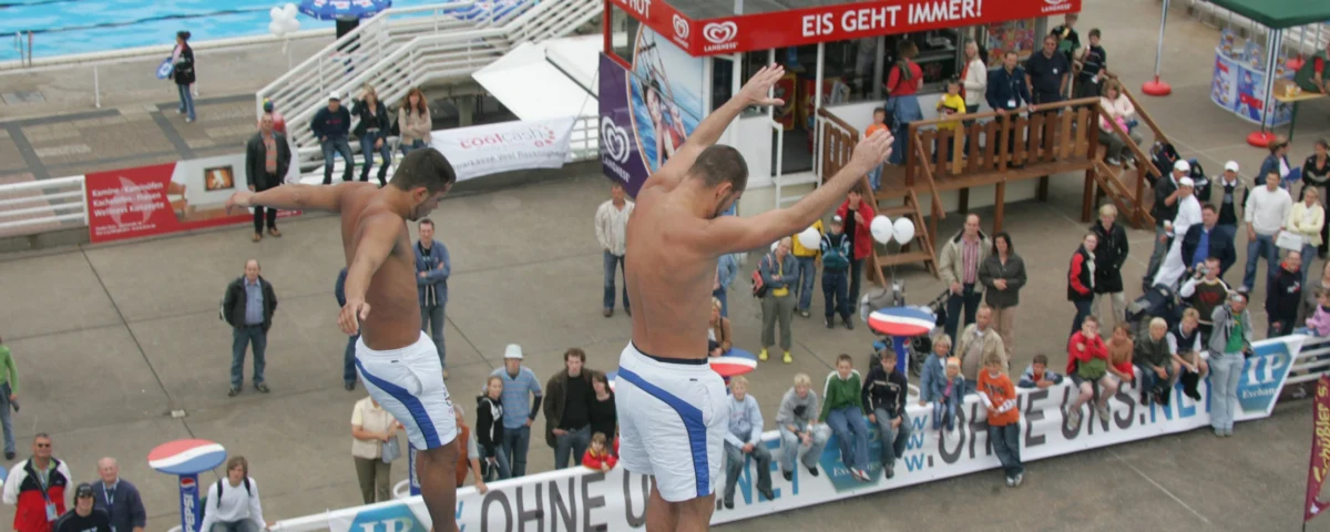 Zwei Springer über dem Becken · Arschbombe, Oer-Erkenschwick, 2005.