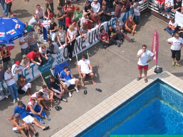 Wettkampf am Beckenrand · Arschbombe, Oer-Erkenschwick, 2005.