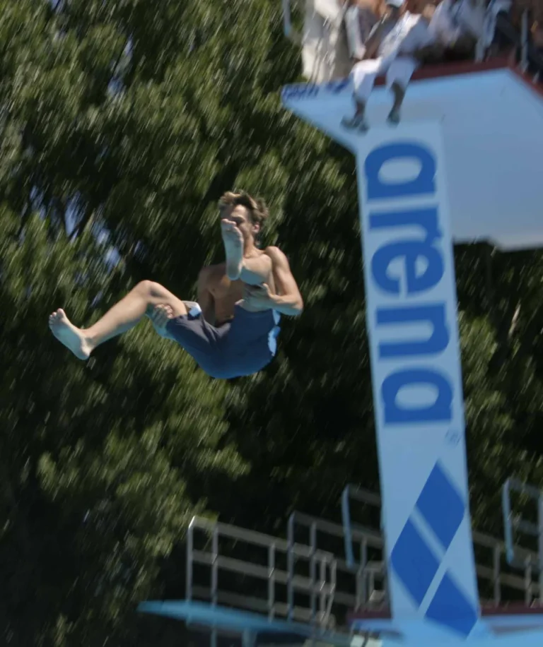 Sir Omme mit geöffneten Beinen beim Sprung neben dem Turm, 2005.