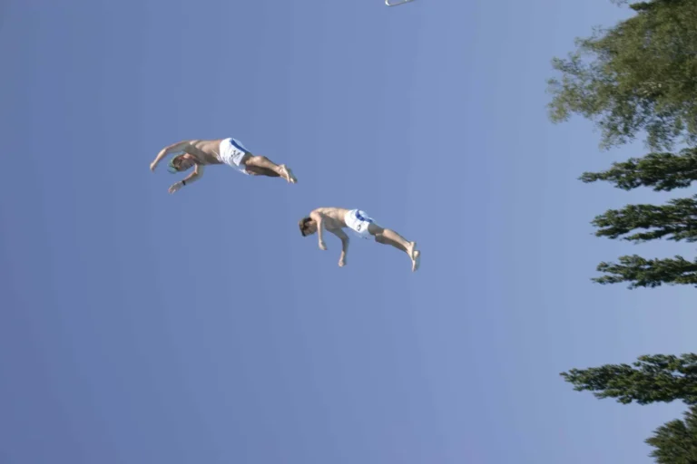 Zwei Springer der ersten Arschbomben-Nationalmannschaft vor blauem Himmel, 2005.