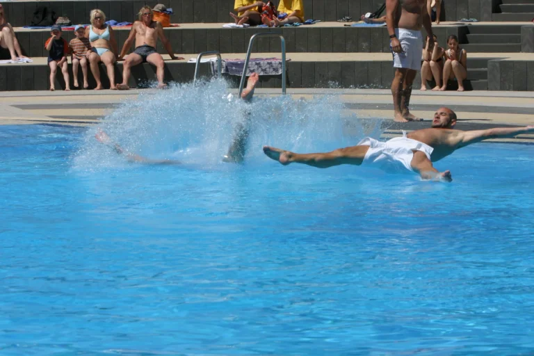 Thorsten Braun mit ausgebreiteten Armen dicht über dem Wasser beim Splash, Eurotour 2005.