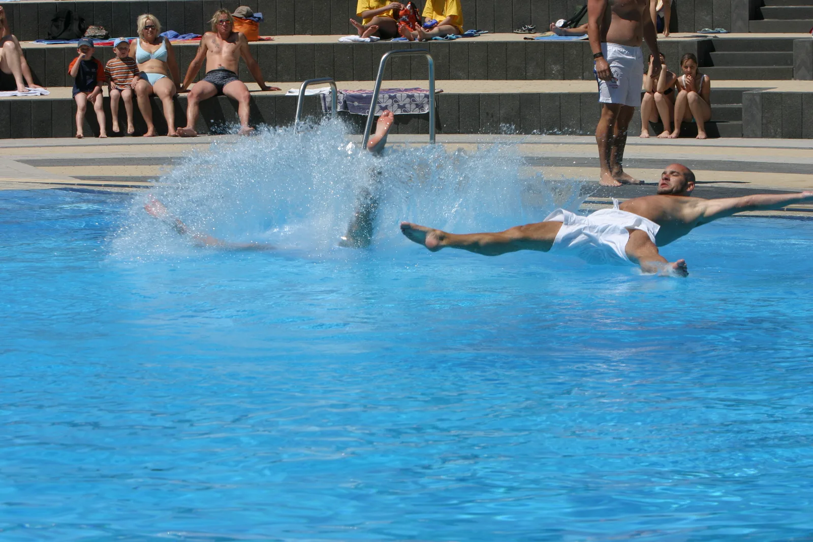 Thorsten Braun mit ausgebreiteten Armen dicht über dem Wasser beim Splash, Eurotour 2005.