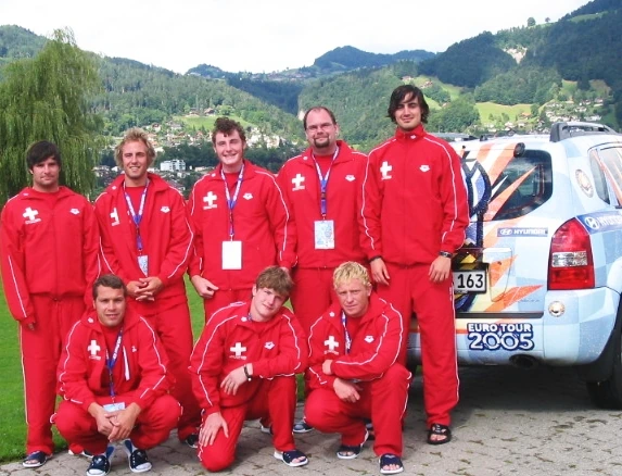 Die Schweizer Nationalmannschaft im roten Trainingsanzug · Arschbombe, Thun / Schweiz, 2005.