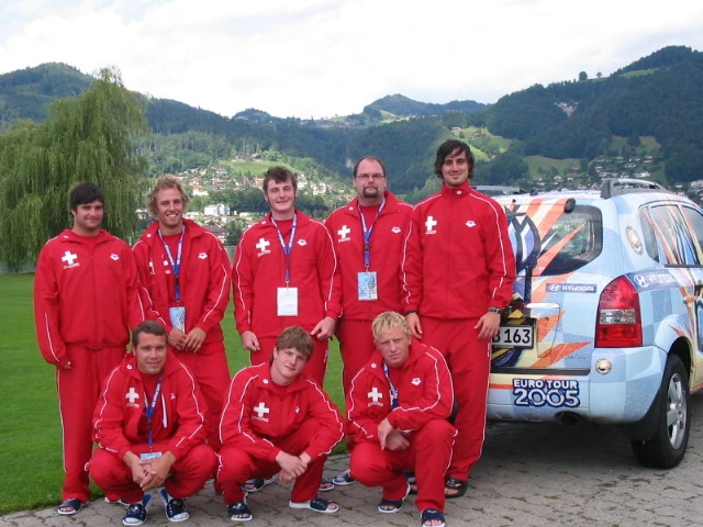 Das Team vor dem Eurotour-Tucson · Arschbombe, Thun / Schweiz, 2005.