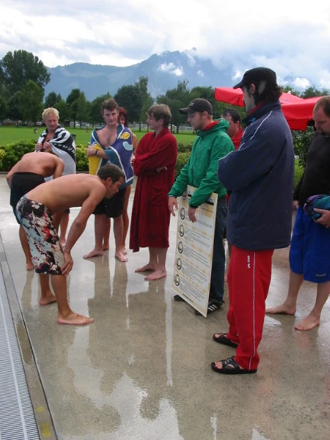 Am nassen Beckenrand · Arschbombe, Thun / Schweiz, 2005.