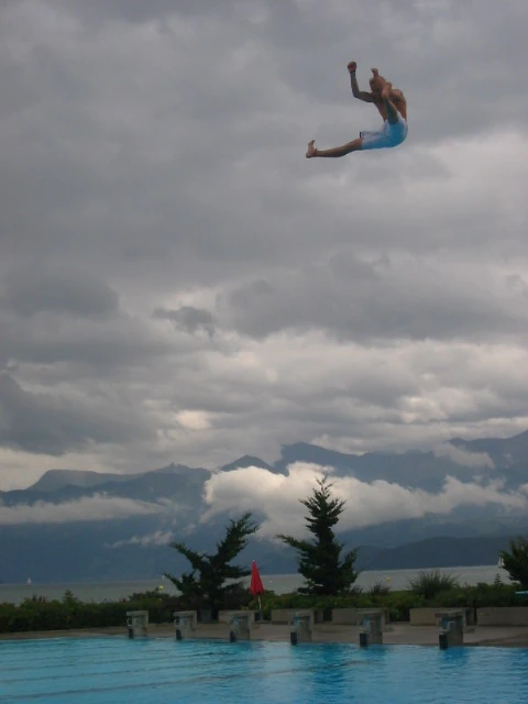 Die Flugphase über dem Wasser · Arschbombe, Thun / Schweiz, 2005.