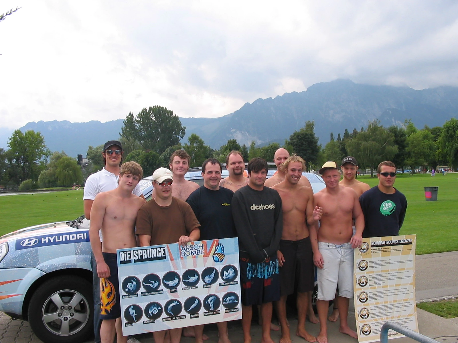 Ein Gruppenbild am Eurotour-Auto · Arschbombe, Thun / Schweiz, 2005.