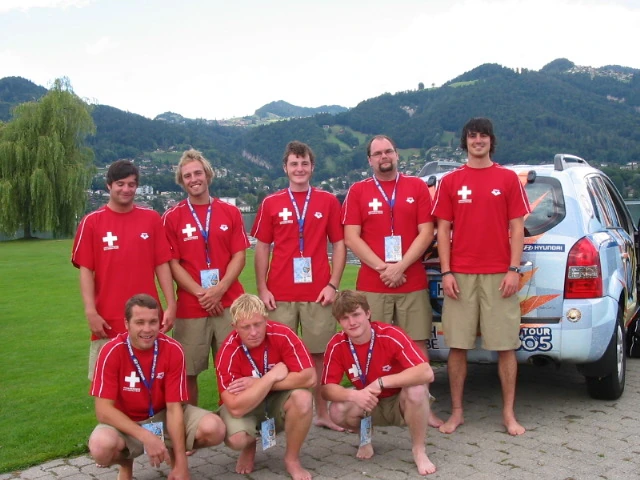 Das Team zwischen den Sprüngen · Arschbombe, Thun / Schweiz, 2005.