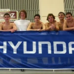 Arschbomben-Nationalmannschaft hinter einem großen Hyundai-Banner im Hallenbad, Kick-Ass-Show 2005.