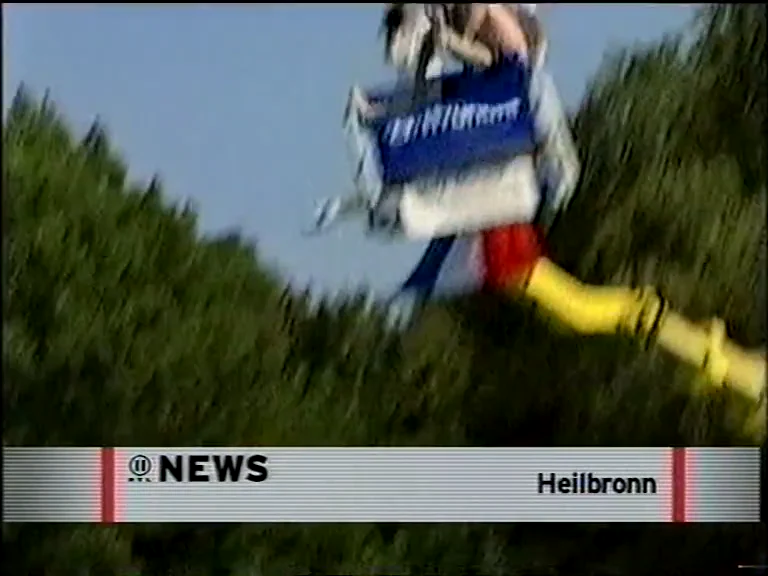 Filmstandbild aus RTL II News: Ein Springer über dem Wettkampfbecken in Heilbronn.