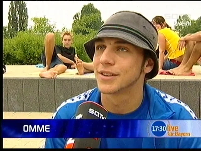 Filmstandbild aus Sat.1: Gespräch mit dem im Beitrag als OMME eingeblendeten Springer.