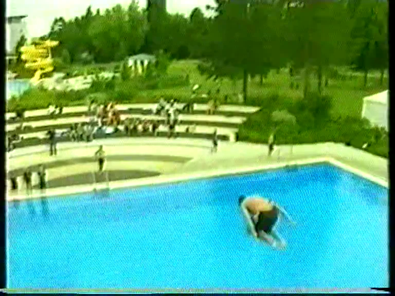 Filmstandbild des ZDF-Beitrags: Ein Sprung vom Turm mit dem damaligen Arschbombe-Auftritt.