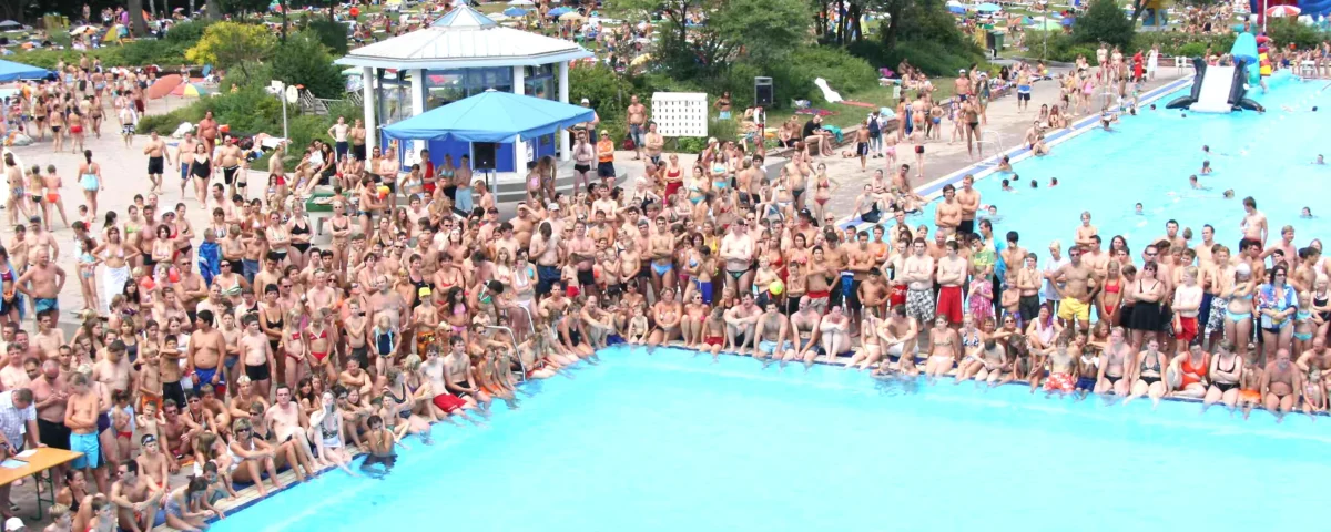 Ein Freibad voll Sommer. Archivaufnahme, 2006.