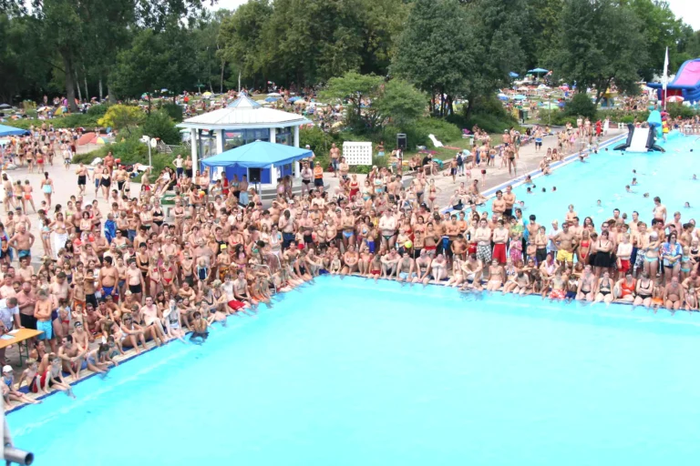Ein Freibad voll Sommer. Archivaufnahme, 2006.
