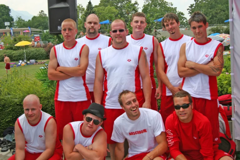 Ein Gruppenfoto aus dem Sommer. Archivaufnahme, 2006.