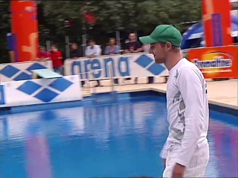 Christian Guth wearing a green cap beside the pool in the report from Dillingen.