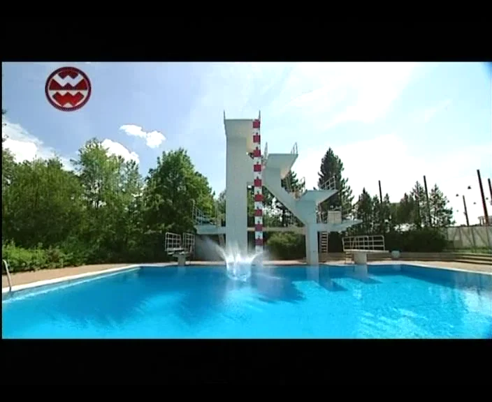 Filmstandbild: Sprungturm im Freibad aus dem Beitrag Welt der Wunder.