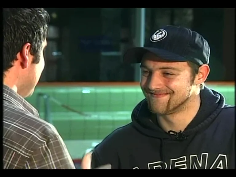 Christian Guth talking beside an indoor pool in TV Oberfranken’s sports review.
