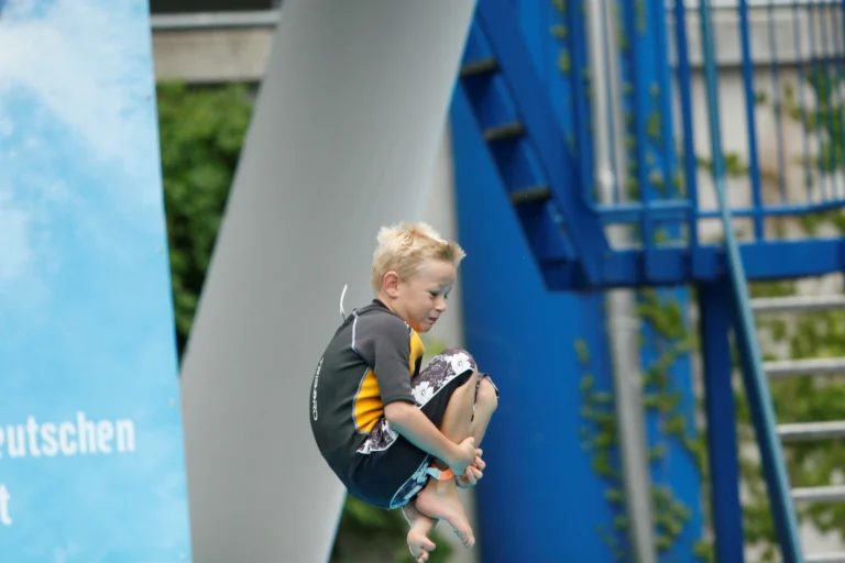 Die Knie nah am Körper. Archivaufnahme, 2008.