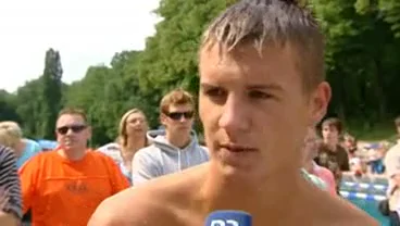 Filmstandbild: Gespräch am Beckenrand im BR-Beitrag von 2008.