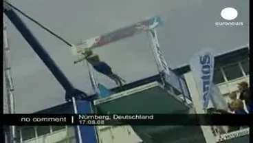 Filmstandbild: Sprung über dem Nürnberger Wettkampfbecken.