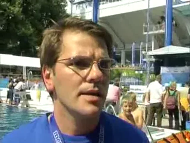 Filmstandbild: Interview am Wettkampfbecken im Reuters-Beitrag.