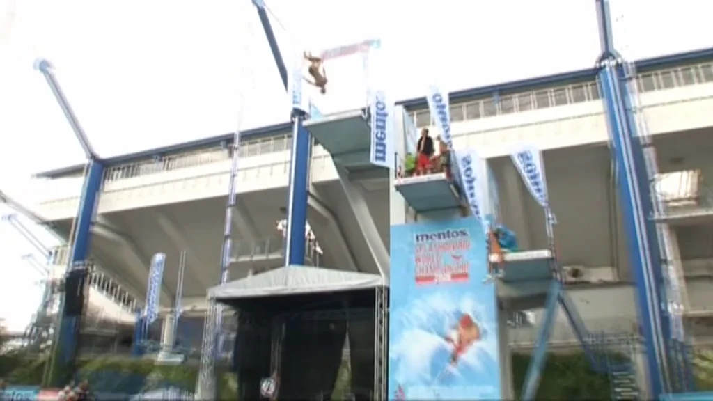 Filmstandbild: Sprungturm und Wettkampfbecken bei der WM 2008.