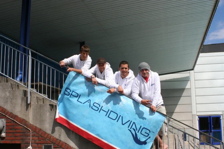 Zusammen hinter dem Banner. Archivaufnahme, 2009.