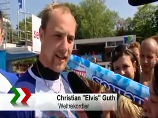 Filmstandbild: Christian Elvis Guth im Interview im Grugabad.