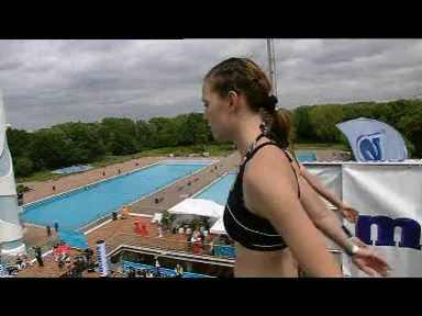 A female athlete on the diving tower in RTL II’s German Championship report.