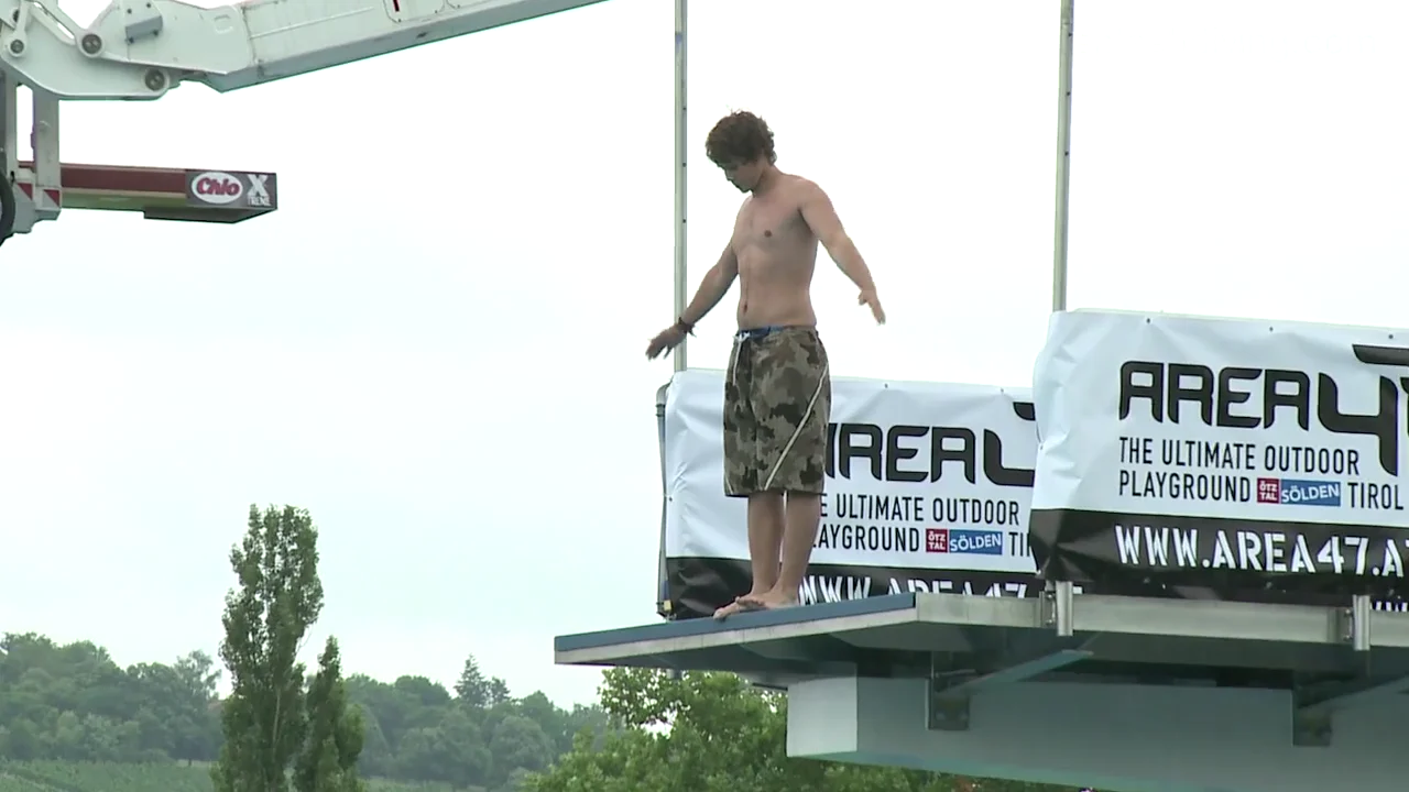 Ali Faris bereitet sich auf der Plattform im Dallenbergbad auf seinen Sprung vor.