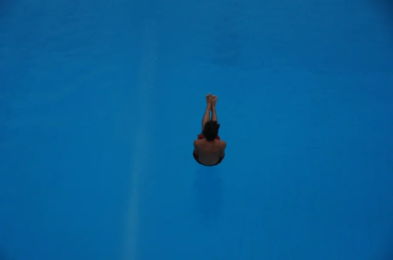 Eine Silhouette vor dem Blau. Archivaufnahme, 2010.