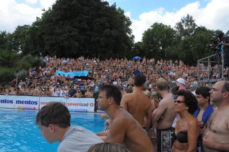 Wo Publikum und Pool zusammenkommen. Archivaufnahme, 2010.