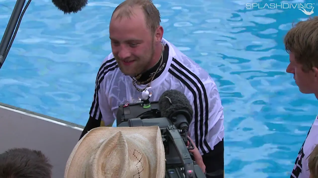 Christian „Elvis“ Guth spricht nach seinem Sprung am Beckenrand mit einem Kamerateam.