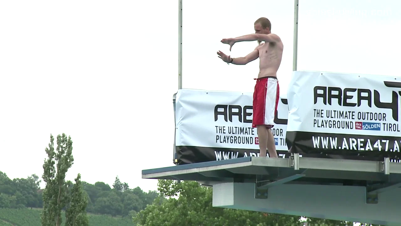 Janosch Mühlematter auf der Sprungplattform im Dallenbergbad bei der WM 2010.