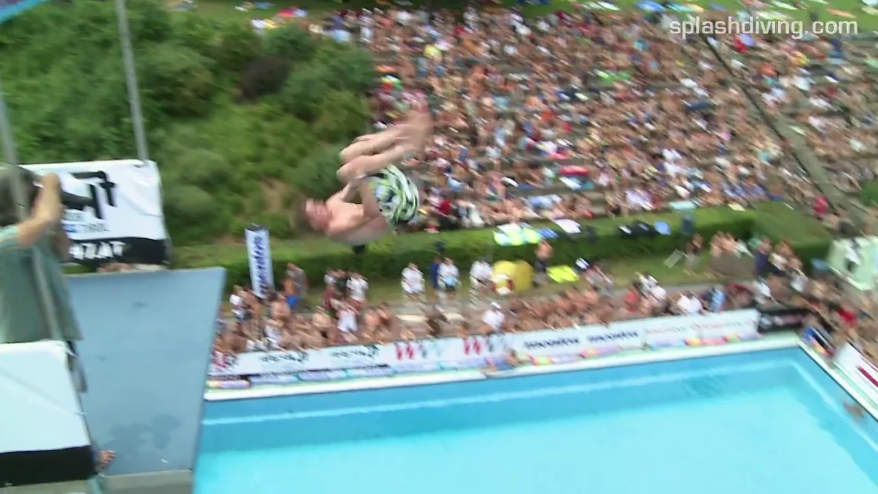Filmstandbild: Sprung vor den Zuschauerrängen der WM 2010.
