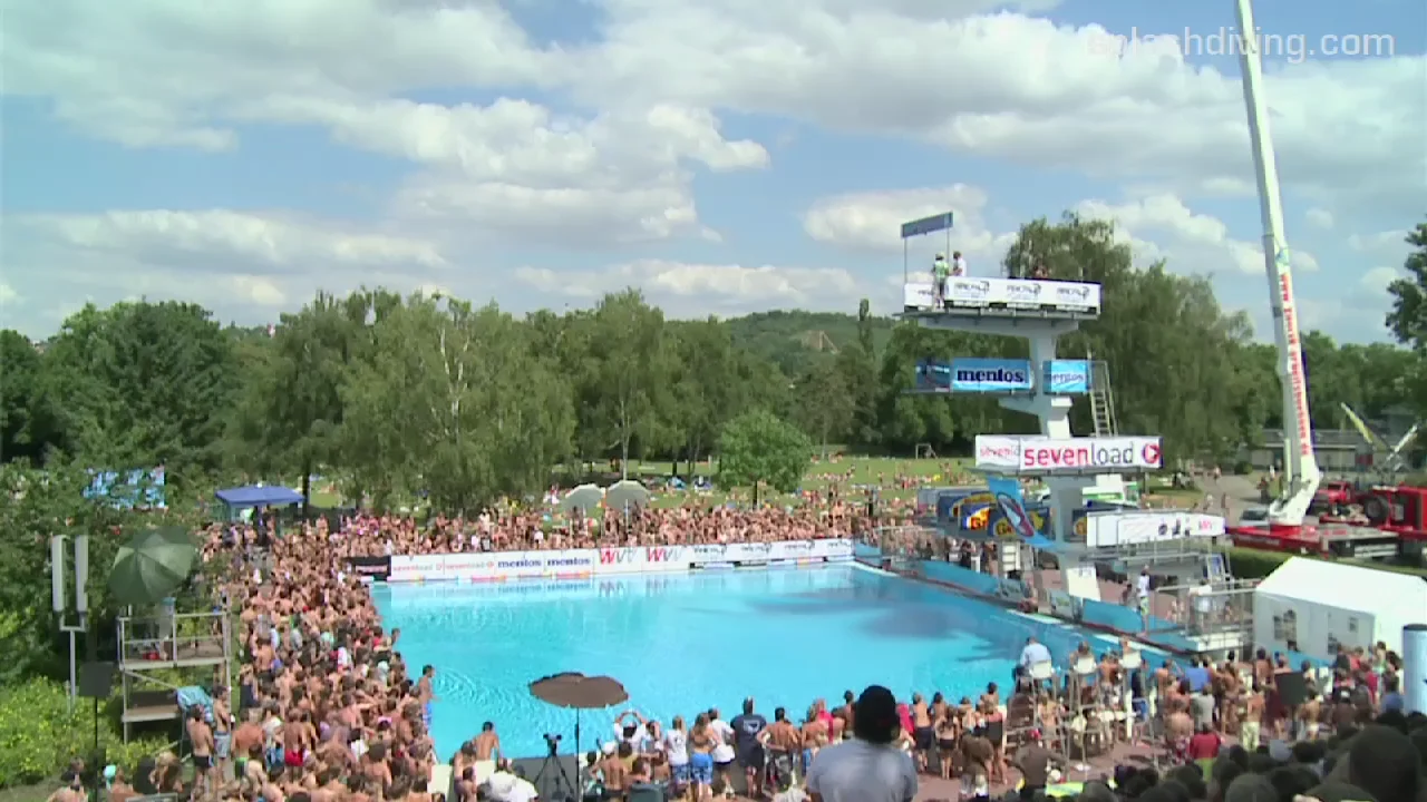 Becken und Publikum bei der Splashdiving-WM 2010 in Würzburg