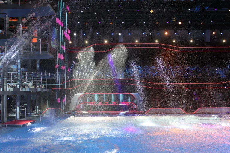 Wasser im Scheinwerferlicht. Archivaufnahme, 2013.