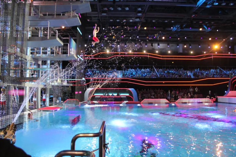Ein Sprung vor beleuchteten Tribünen auf der „Die Pool Champions“-Bühne. Kameradatum 21. Juni 2013; keine Zuordnung zu einem Splashdiving-WM-Ergebnis.