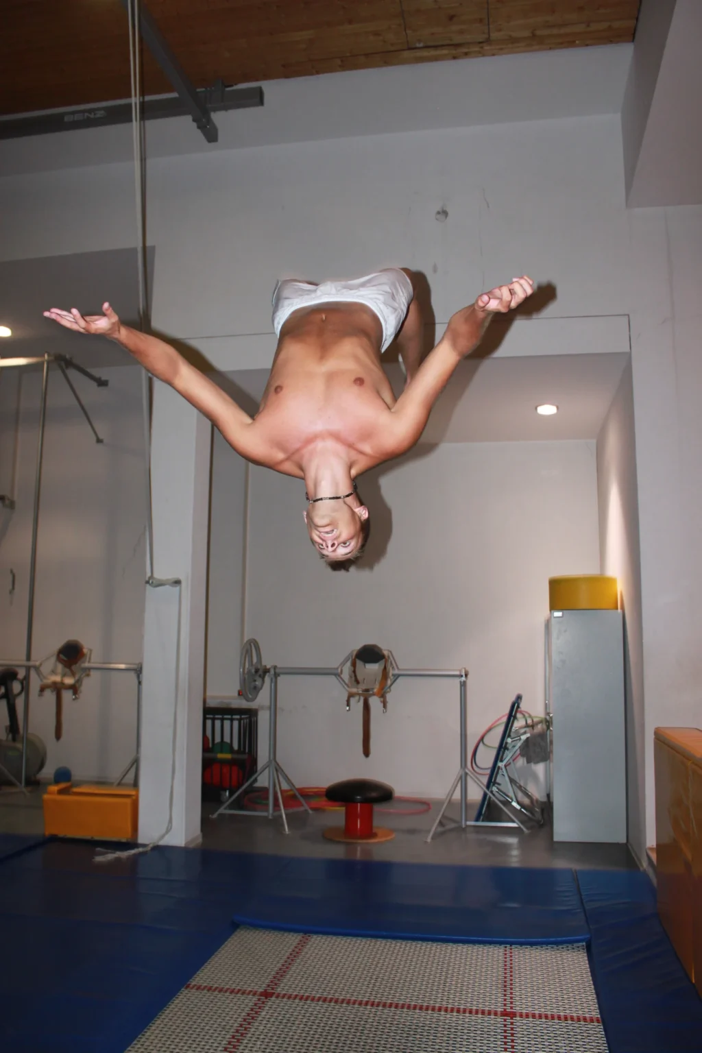 Rotation über einem Trampolin im Trainingsraum. Kameradatum 21. Juni 2013, aus der Dateiserie „Moskau&Berlin2013“. Ort und Zuordnung zu einer konkreten TV-Produktion sind nicht gesichert.