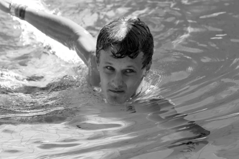 Maurice Kassner an der Wasseroberfläche. Archivaufnahme, 2015.