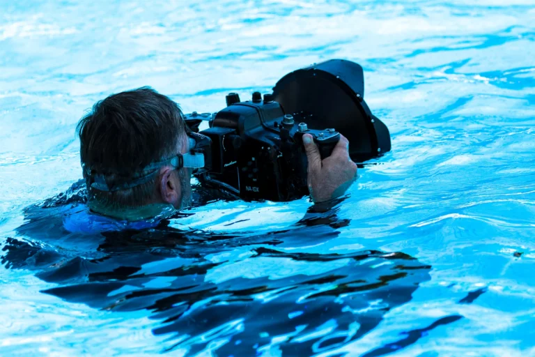 Mit der Kamera im Wasser. Archivaufnahme, 2015.