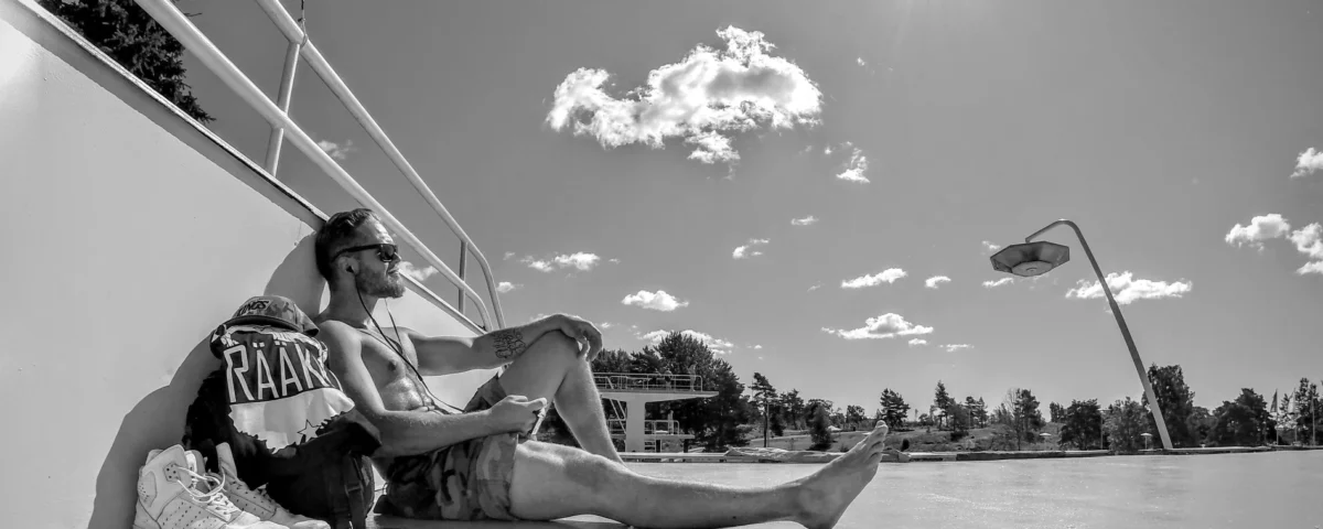 Werner Gröhn: Sonne, Kopfhörer und eine Pause am Turm. Kameradatum 21. Juli 2015. Bereitgestellter Athletenbestand; Aufnahmeort und Wettkampfzuordnung sind nicht gesichert.